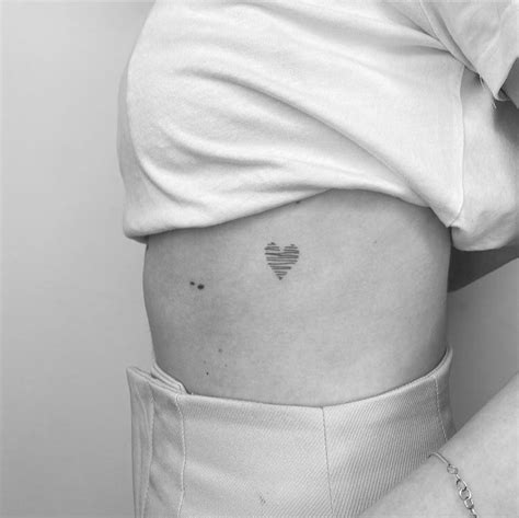 tatuajes pecho mujer|Tatuajes pequeños en el pecho para mujer: + 40 diseños。